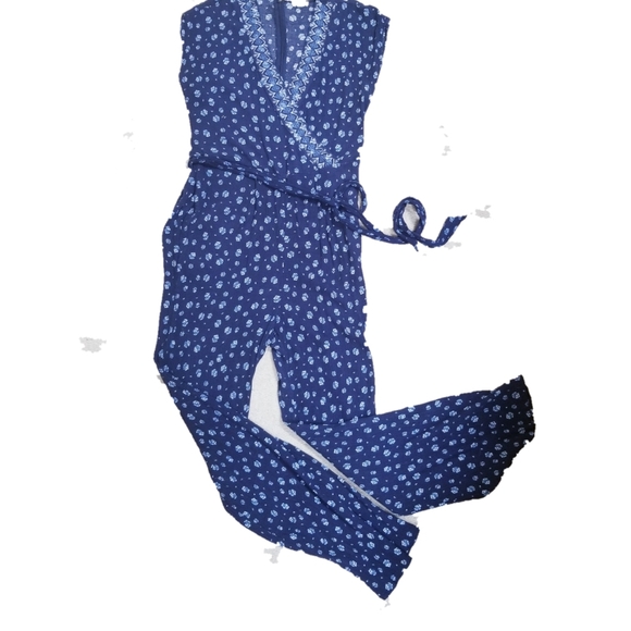 Navy floral jumpsuit! Sz 10 NWOT - Picture 2 of 4